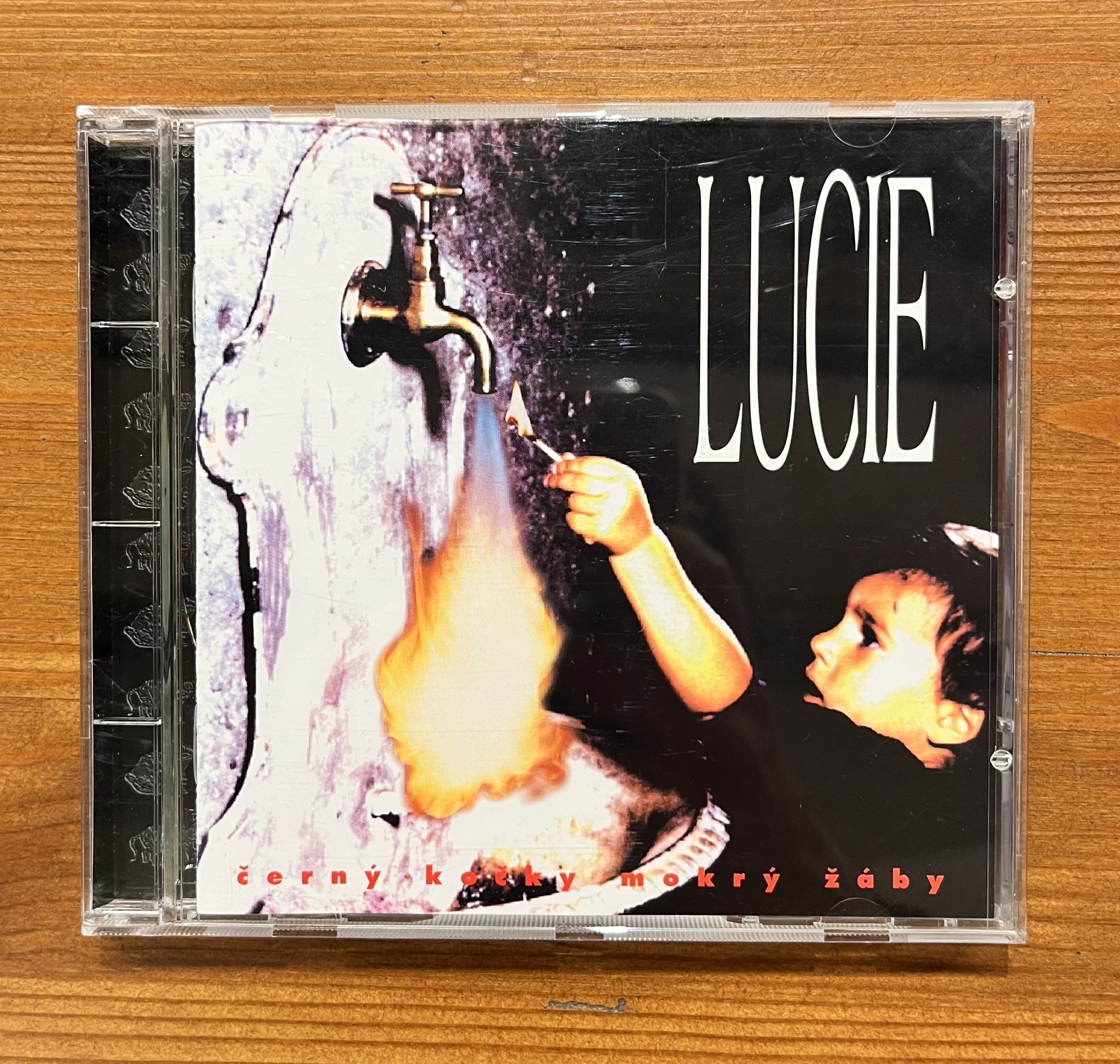 CD Lucie : černý kočky mokrý žáby